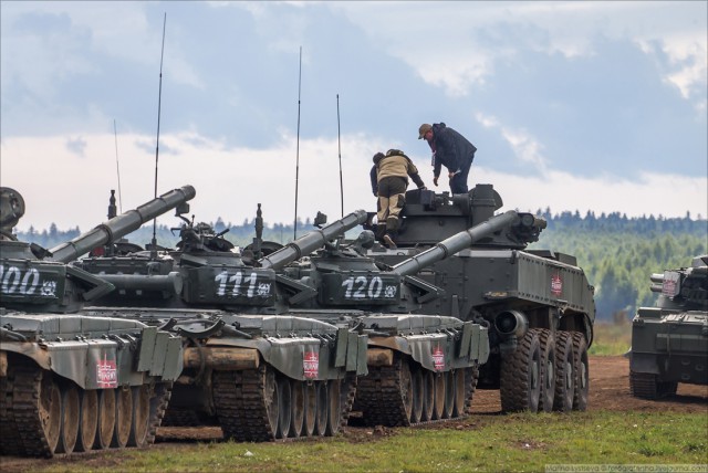"Маленький" БТР Бумеранг на фоне танков т-72б3