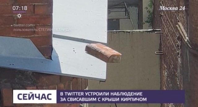 В Минске на припаркованный на тротуаре автомобиль упал кирпич
