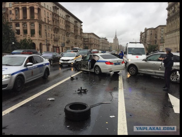 Регистратор снял столкновение автомобилей на Кутузовском проспекте