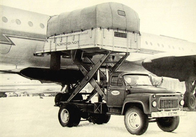 Подъёмные, заправочные и не только: спецтранспорт для аэропортов СССР