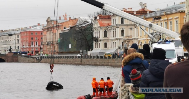 Девушка на “Мини Купере” пробила ограждение и улетела в Фонтанку — к счастью, всё обошлось