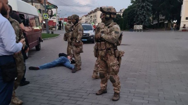 В центре Луцка неизвестный мужчина захватил автобус с заложниками