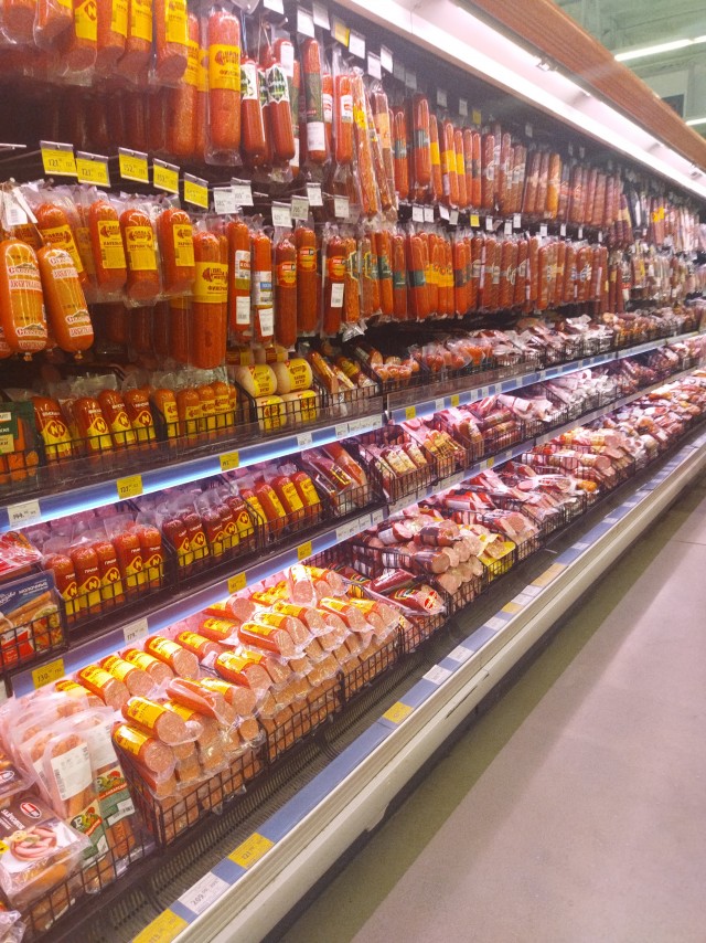 Испания, народ закупается продуктами