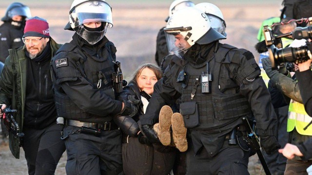 Грета Тунберг пыталась принять участие в протестах экоактивистов, требующих закрытия угольной шахты, но была задержана