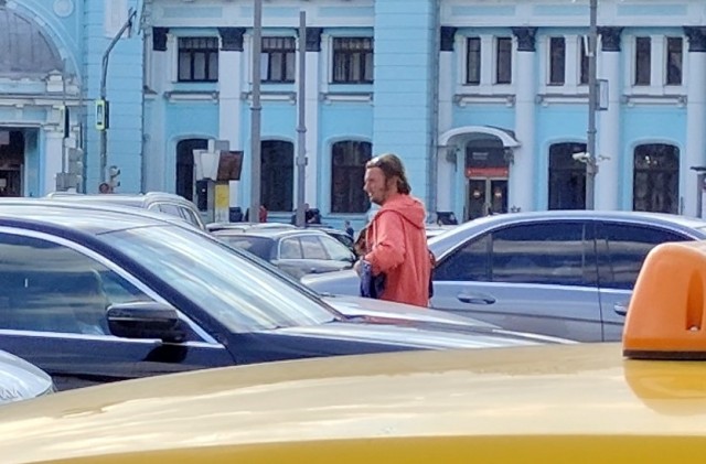 Москвичей возмутило обращение попрошайки к пассажирам метро