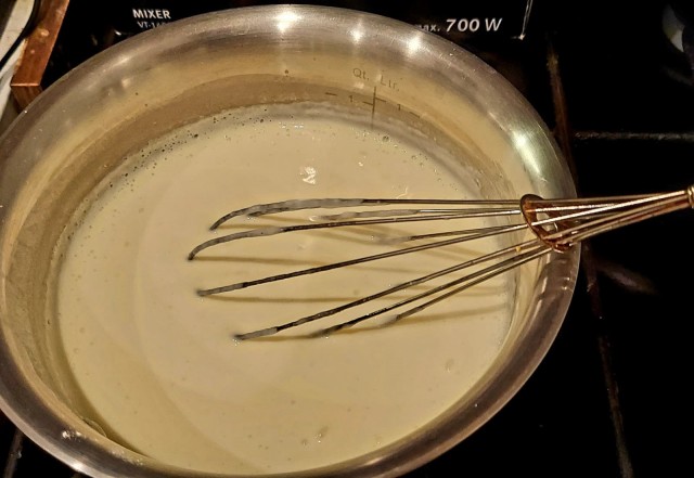 Два бисквитных торта: белый и шоколадный