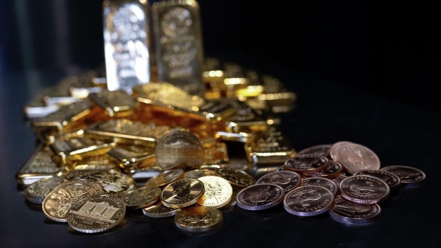 Француз нашел золотые слитки на сумму 700 тысяч евро при строительстве бассейна в своем саду