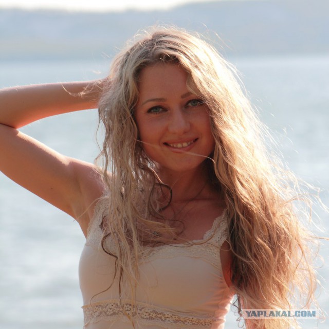 Девушки в красивых платьях