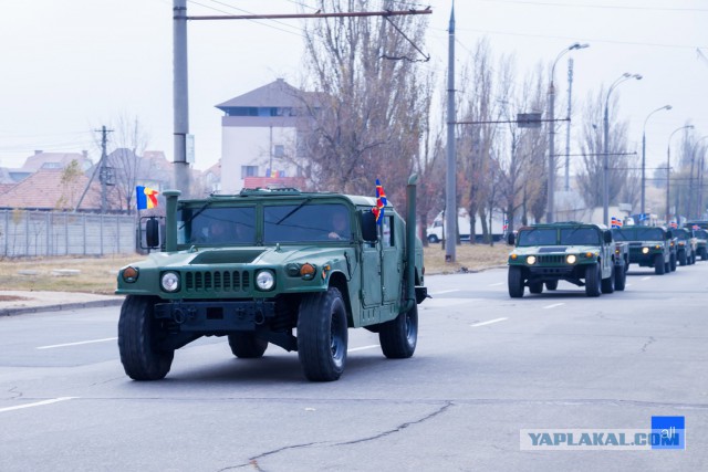 На центральной площади Кишинева появилась военная техника США