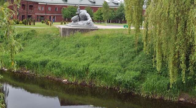 Реальные прототипы самых знаменитых памятников и культовых плакатов