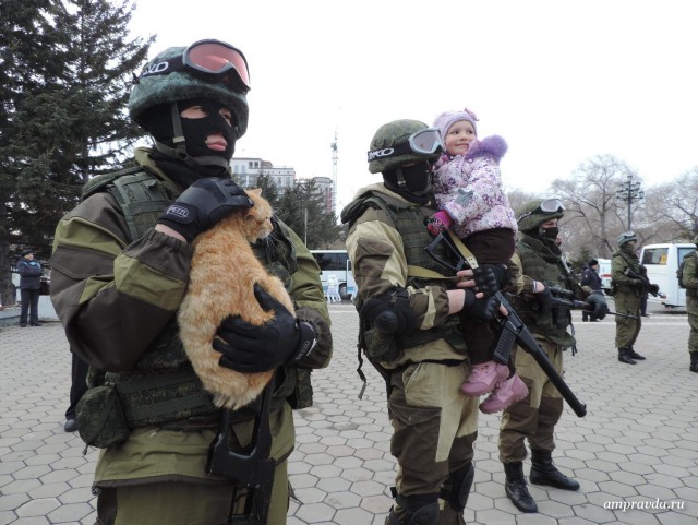 Поляки фотографируются с прибывшей в страну военной техникой армии США