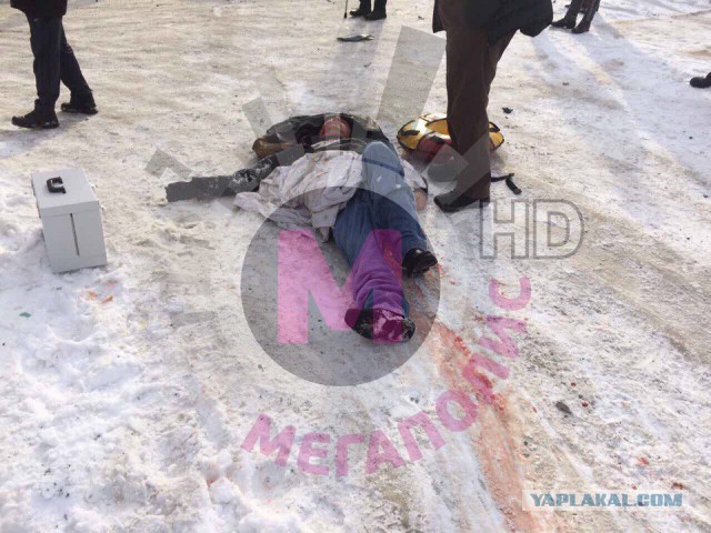В Нижневартовске возле лицея перевернулась машина и звучали выстрелы
