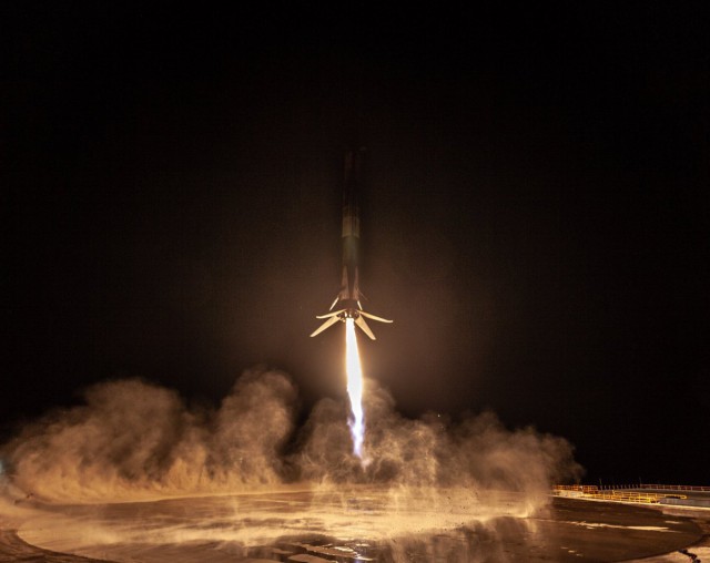 Первая ступень ракеты Falcon 9 впервые успешно вернулась на космодром в Калифорнии после запуска