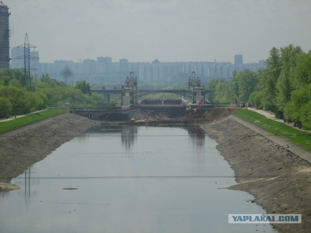 На дне. Когда в канале нет воды (Тушино - между 7 и 8 шлюзами)