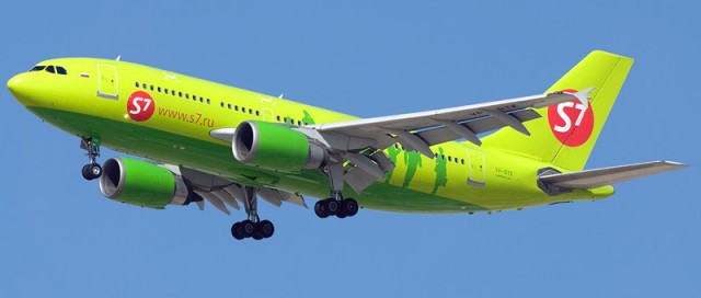 Активисты движения GreenPeace прорвались на территорию аэропорта в Париже и раскрасили зелёной краской самолёт авиакомпании Air