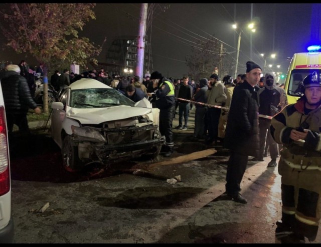Ночью в Махачкале произошла страшная авария, Тайоту Камри  разорвало на 2 части