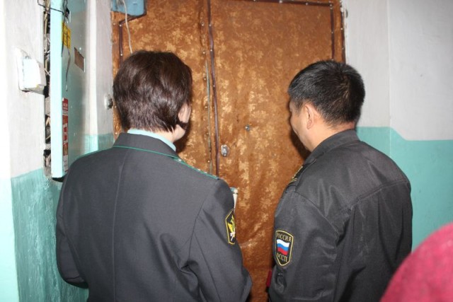 В Улан-Удэ судебные приставы по ошибке «обнесли» чужую квартиру. Однако вместо извинений хозяйка жилья получила штраф