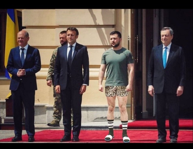Да сфоткайся ты с родственниками нормально, чо как не родной?