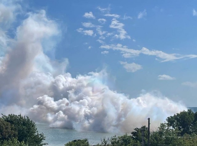 На Крымском мосту виден дым, движение перекрыто