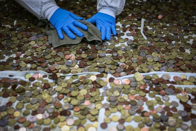 Что происходит с монетами, брошенными в римский фонтан Треви?