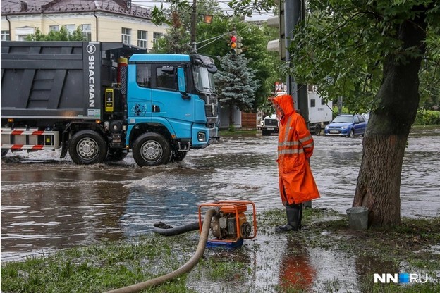 Нижний Новгород сутки заливал дождь. Что происходит на улицах