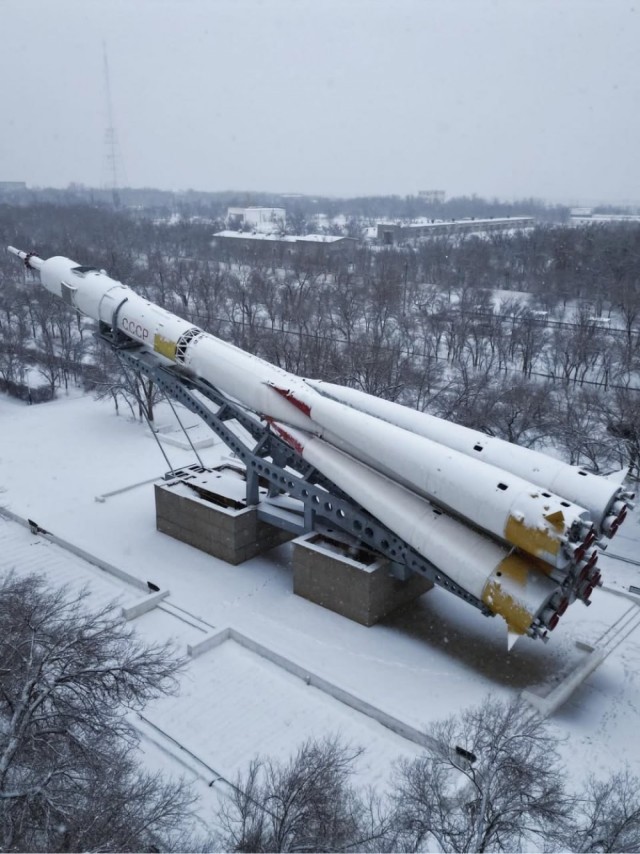 В западных соцсетях завирусился кадр с гигантской ракетой прямо во дворе — речь о памятнике «Союз-У» в Байконуре