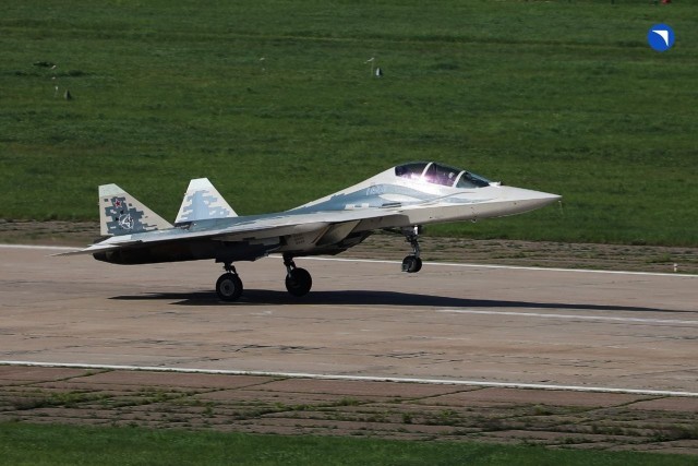 ОАК впервые подняла в воздух двухместный Су-57