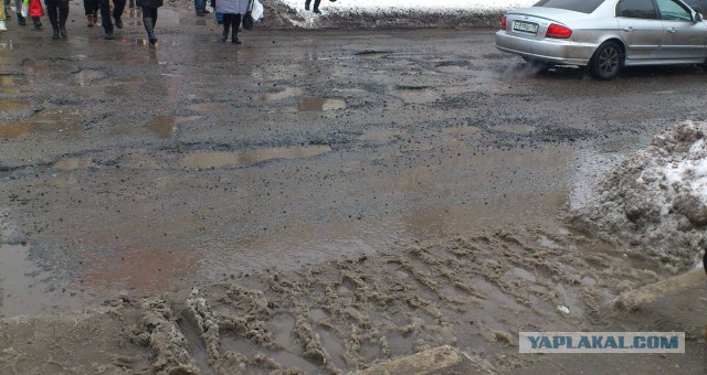 Омские дороги выглядят так, как будто там закончилась не зима, а война