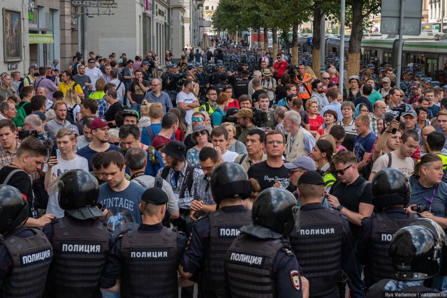 Фоторепортаж: Столкновения с ОМОНом и задержания в центре Москвы