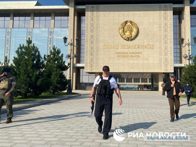 У здания КГБ в Минске протестующие отбили задержанных у силовиков