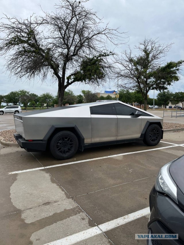 Первый в России электромобиль Tesla Cybertruck Илона Маска замечен на Патриарших прудах в Москве