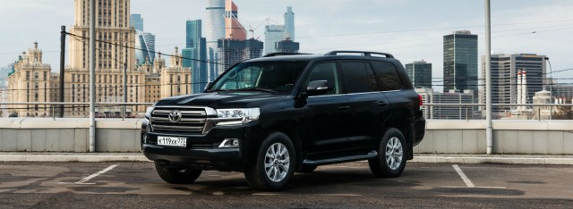 На онлайн-площадке 8-летний внедорожник Toyota Land Cruiser 200 продают за 12 млн рублей