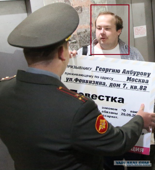 Военком подловил соратника Навального у подъезда:)
