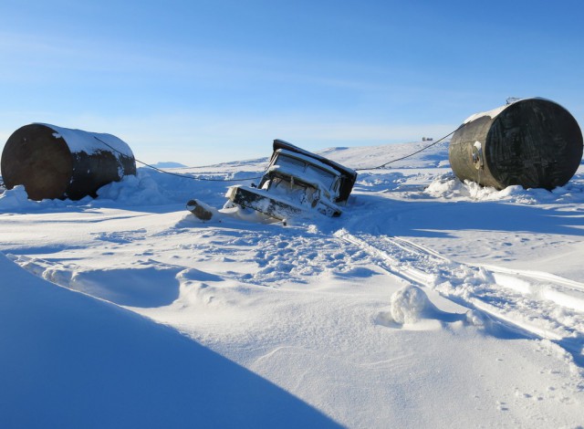 Как в Анадыре вызволяют из ледового плена машины