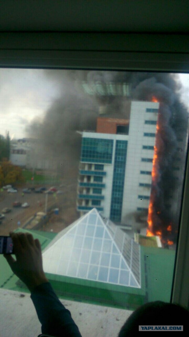 В Уфе горит бизнес центр