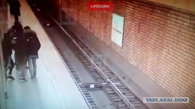 Парня толкнули под поезд в Петербурге 18+