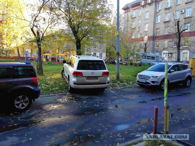 Очередное наглое хамство при парковке. Один уехал, другой встал. И конца этому нет