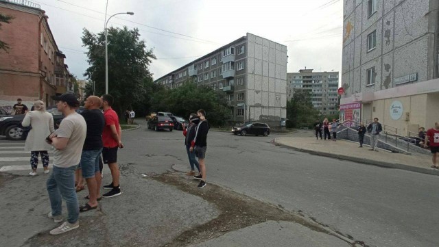 В Екатеринбурге на улице Бородина неизвестный мужчина открыл огонь из окна по людям.