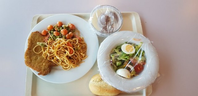 «Душ принимаю прямо в прицепе». Дальнобойщик рассказал, каково жить в фуре неделями