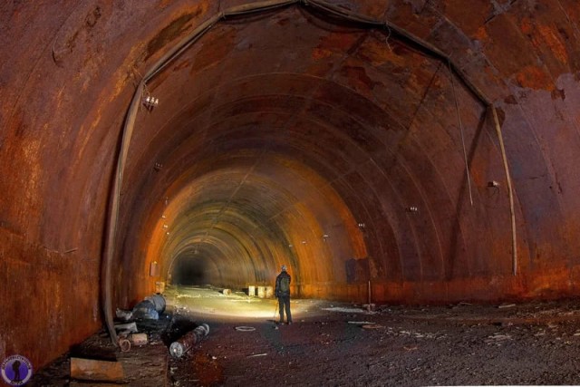 Заброшенный тоннель в Арктике с огромными габаритами - здесь строили защищённый док