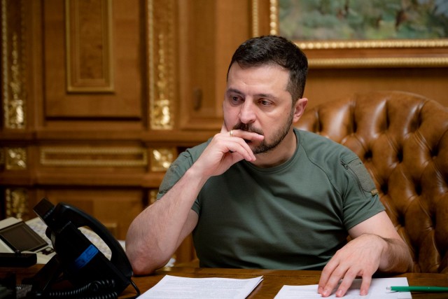 Дмитрий Медведев впервые появился в военной форме на полигоне в Волгоградской области