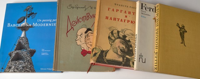 Книжные полки с книгами