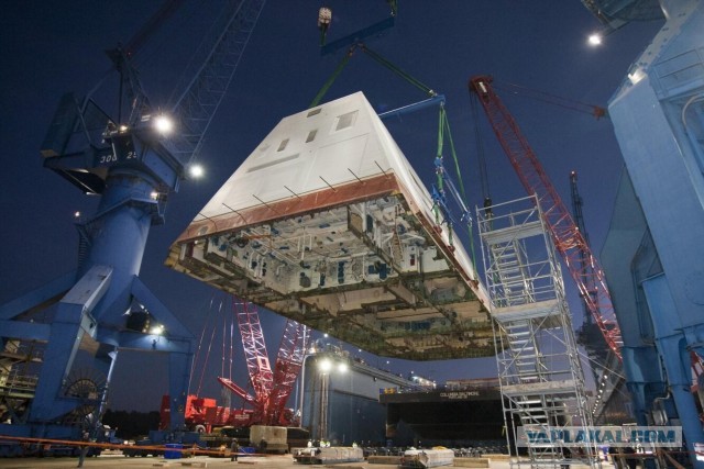 Пожар вспыхнул на корабле USS Zumwalt на верфи в Миссисипи во время модернизации.