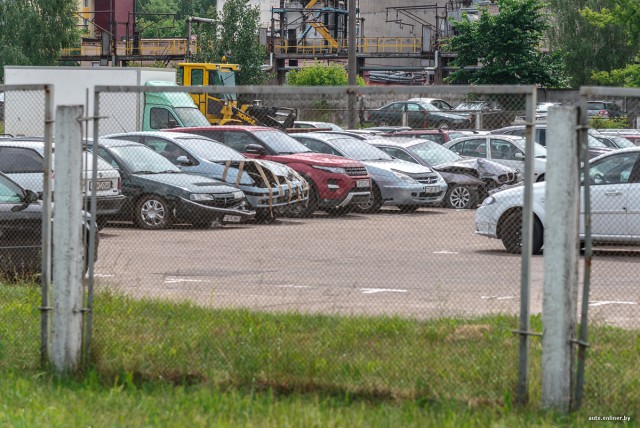 В Минске москвичка на Range Rover устроила истерику после задержания: покусала инспекторов, пыталась съесть протокол