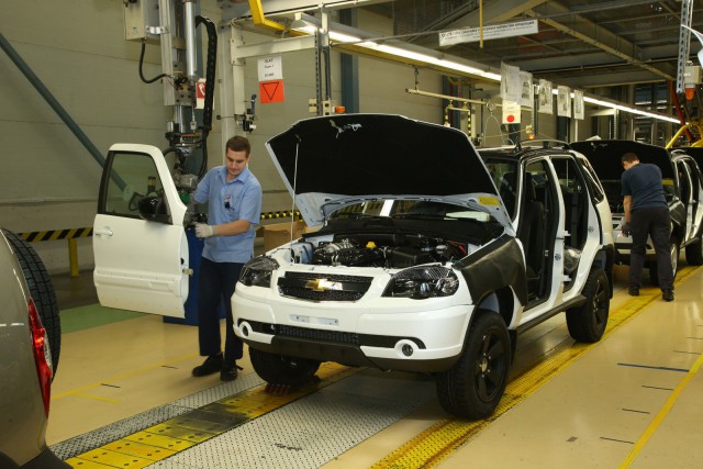 Черно-белая Chevrolet Niva спешит к дилерам