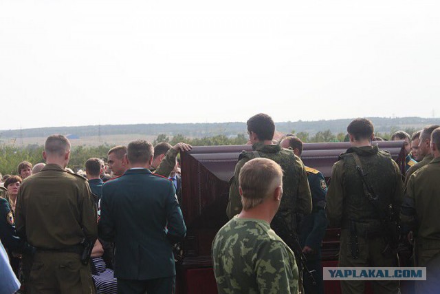 На прощание с Захарченко в Донецке пришли более 120 тысяч человек