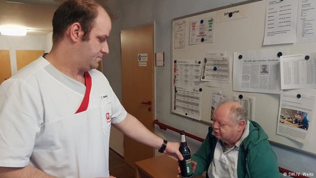 В Германии набирают популярность дома престарелых для алкоголиков: там и лечат, и наливают