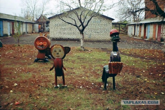 Скульптура "Маша и медведь перед лицом Апокалипсиса"