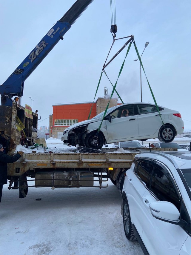 Один день из жизни въезда в жилой комплекс в Сургуте