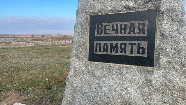 Воинские останки вылезли наружу у кладбища в Россошках